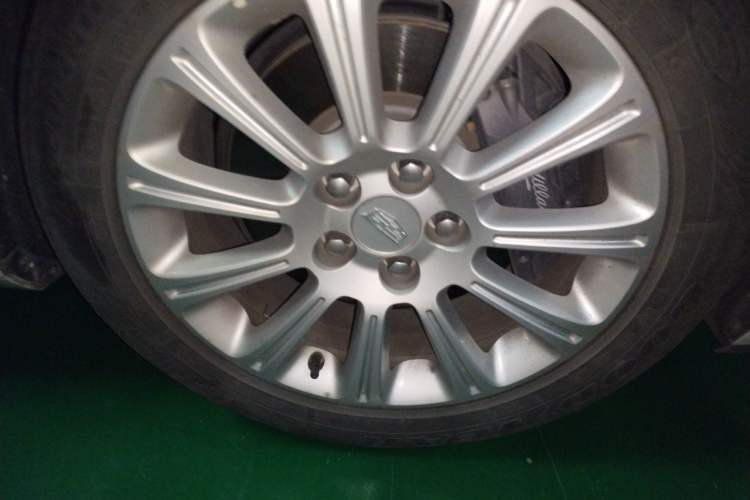 Used Cadillac XTS 2017 28T Tech Edition Right Front Wheel Hub