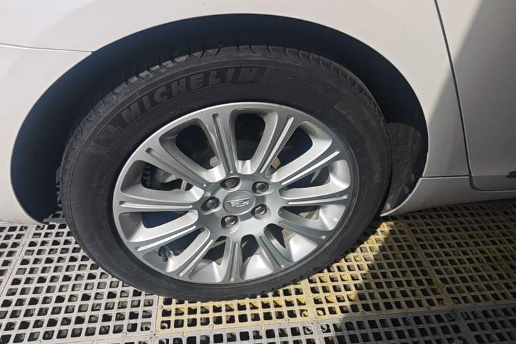 Used Cadillac XTS 2017 28T Elite Model Right Rear Wheel Hub