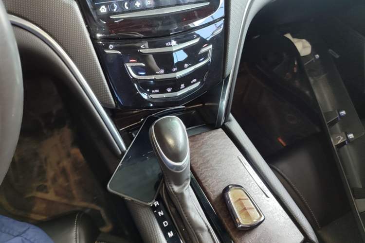 Used Cadillac XTS 2018 28T Elite Edition Gear Lever