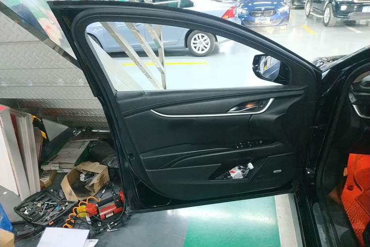 Used Cadillac XTS 2018 28T Tech Edition Left Front Door Interior