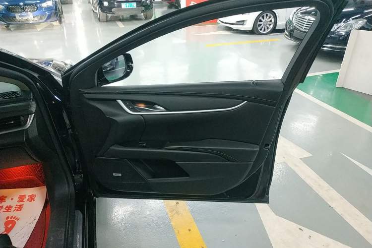 Used Cadillac XTS 2018 28T Tech Edition Right Front Door Interior