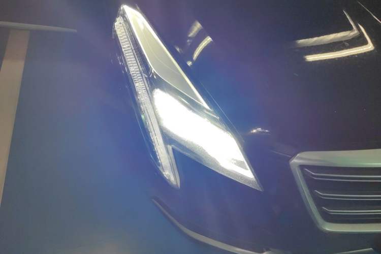 Used Cadillac XTS 2018 28T Tech Edition Right Front Headlight