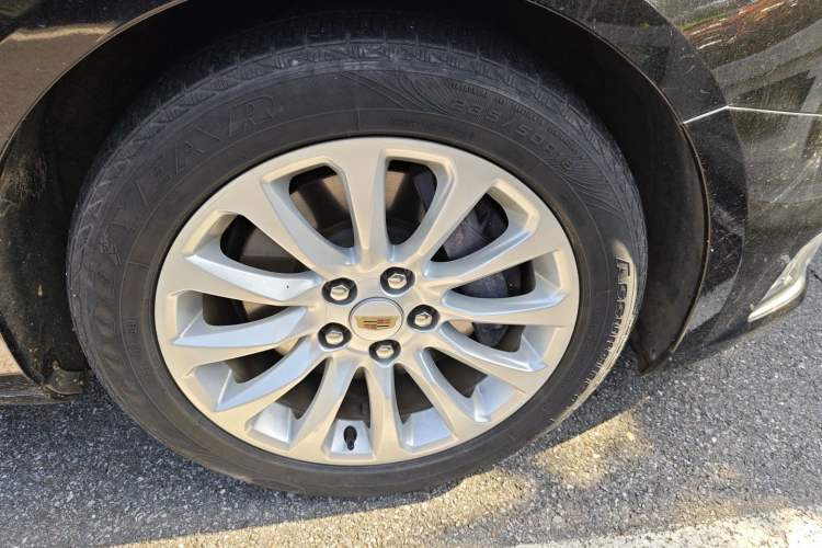 Used Cadillac XTS 2018 28T Elite Edition Right Front Wheel Hub