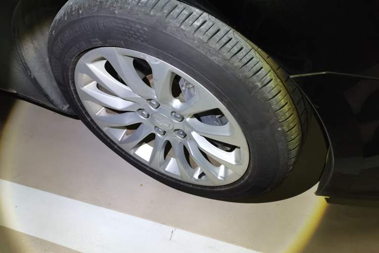 Used Cadillac XTS 2018 28T Elite Edition Right Front Wheel Hub