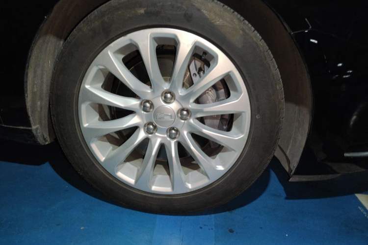 Used Cadillac XTS 2018 28T Tech Edition Right Front Wheel Hub