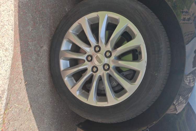 Used Cadillac XTS 2018 28T Elite Edition Right Front Wheel Hub
