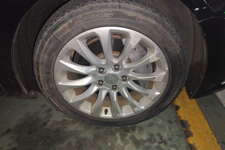 Used Cadillac XTS 2018 28T Elite Edition Right Front Wheel Hub