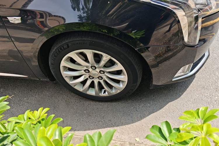 Used Cadillac XTS 2018 28T Elite Edition Right Front Wheel Hub