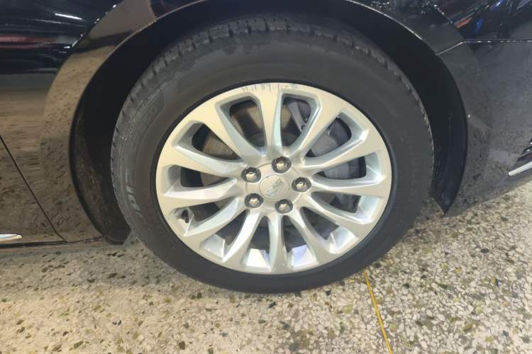 Used Cadillac XTS 2018 28T Tech Edition Right Front Wheel Hub