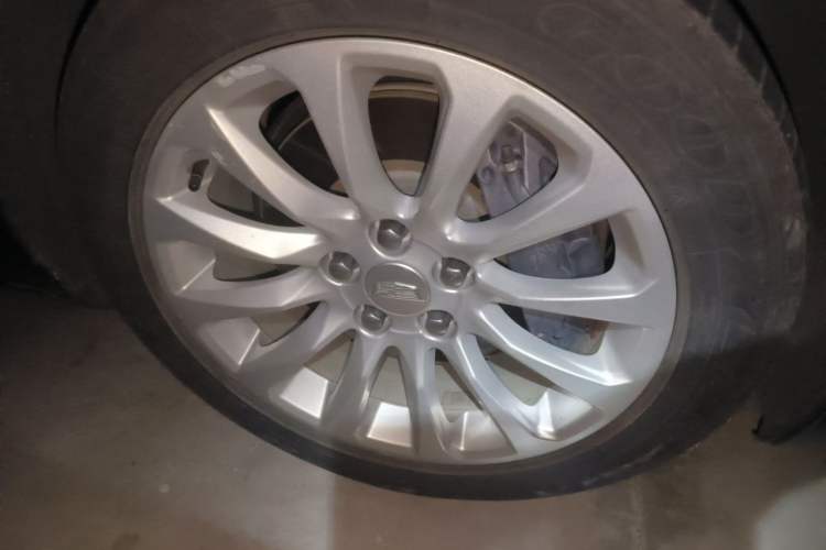 Used Cadillac XTS 2018 28T Elite Edition Right Front Wheel Hub