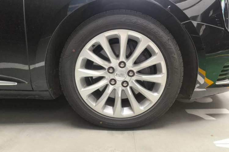 Used Cadillac XTS 2018 28T Tech Edition Right Front Wheel Hub