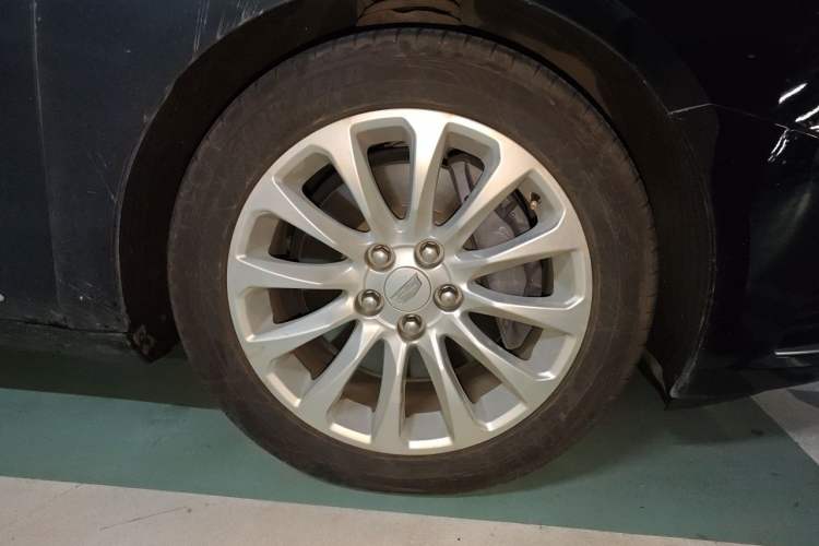 Used Cadillac XTS 2018 28T Tech Edition Right Front Wheel Hub