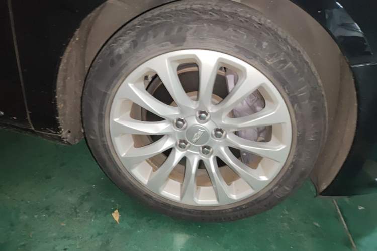 Used Cadillac XTS 2018 28T Elite Edition Right Front Wheel Hub
