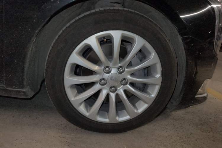 Used Cadillac XTS 2018 28T Elite Edition Right Front Wheel Hub