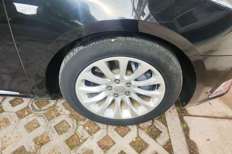 Used Cadillac XTS 2018 28T Elite Edition Right Front Wheel Hub