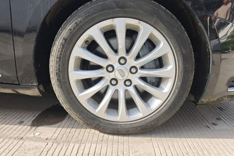 Used Cadillac XTS 2018 28T Tech Edition Right Front Wheel Hub