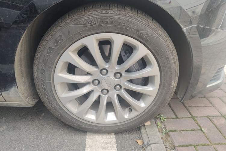 Used Cadillac XTS 2018 28T Tech Edition Right Front Wheel Hub