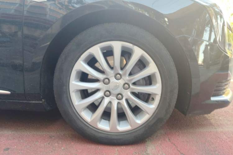 Used Cadillac XTS 2018 28T Tech Edition Right Front Wheel Hub