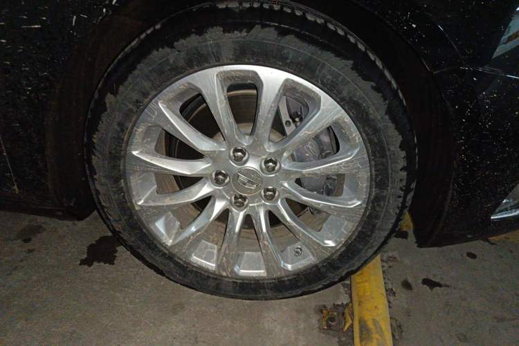 Used Cadillac XTS 2018 28T Elite Edition Right Front Wheel Hub