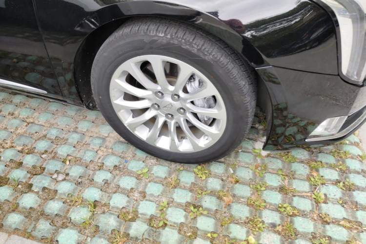 Used Cadillac XTS 2018 28T Elite Edition Right Front Wheel Hub