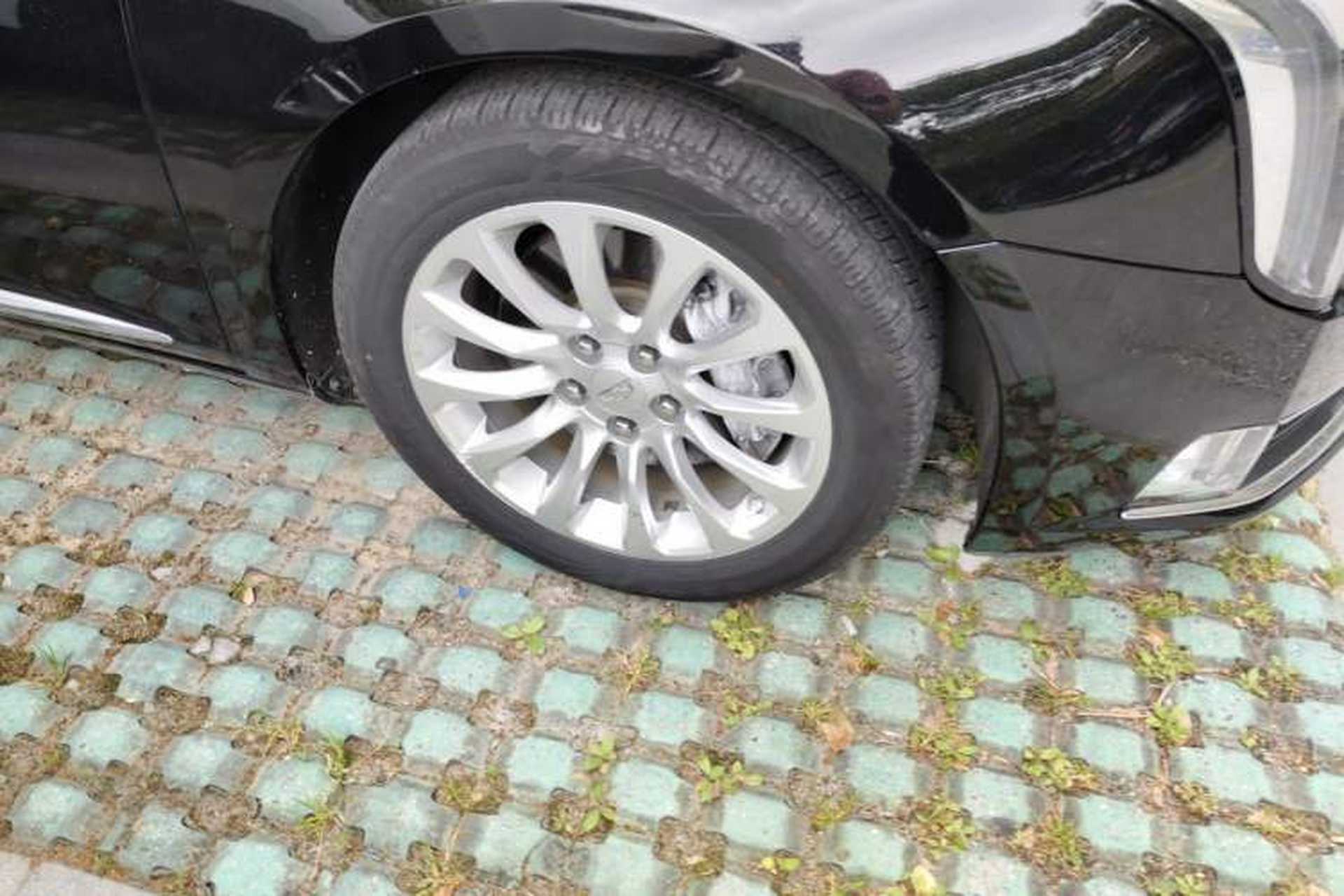 Used Cadillac XTS 2018 28T Elite Edition Right Front Wheel Hub