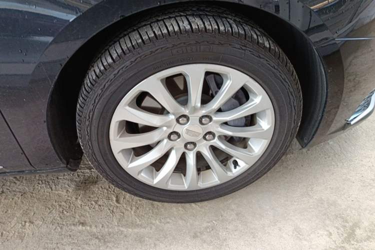 Used Cadillac XTS 2018 28T Tech Edition Right Front Wheel Hub
