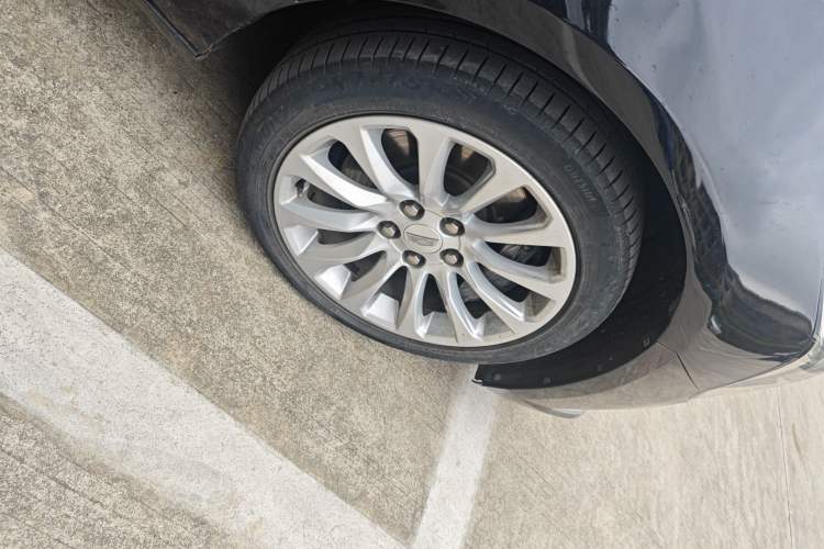 Used Cadillac XTS 2018 28T Elite Edition Right Front Wheel Hub
