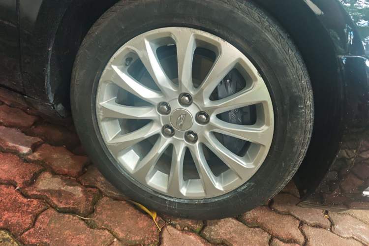 Used Cadillac XTS 2018 28T Elite Edition Right Front Wheel Hub