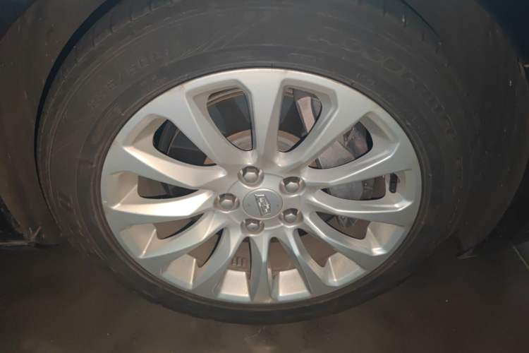 Used Cadillac XTS 2018 28T Elite Edition Right Front Wheel Hub