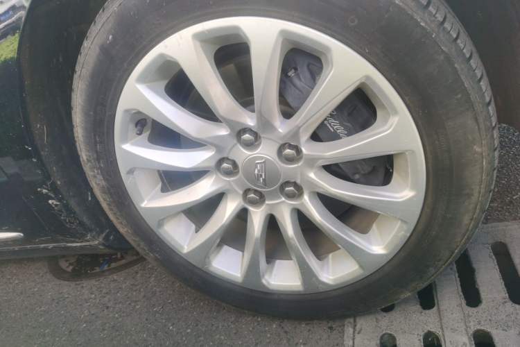 Used Cadillac XTS 2018 28T Elite Edition Right Front Wheel Hub