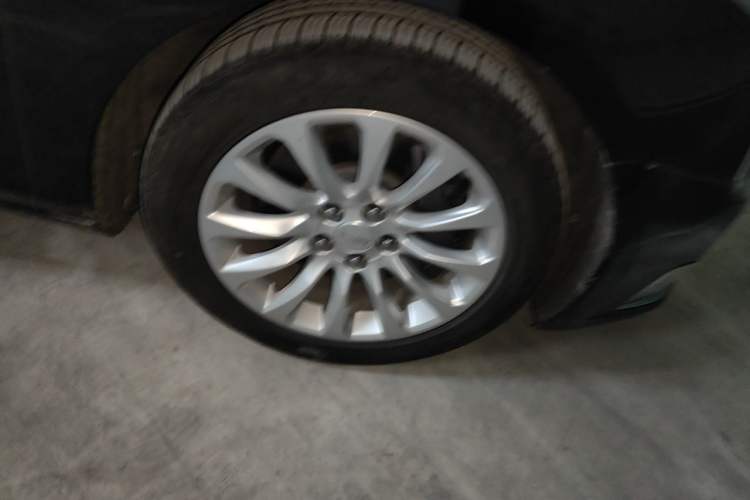 Used Cadillac XTS 2018 28T Elite Edition Right Front Wheel Hub