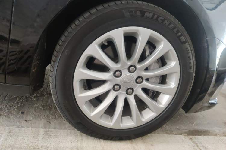 Used Cadillac XTS 2018 28T Luxury Edition Right Front Wheel Hub