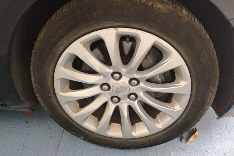 Used Cadillac XTS 2018 28T Elite Edition Right Front Wheel Hub