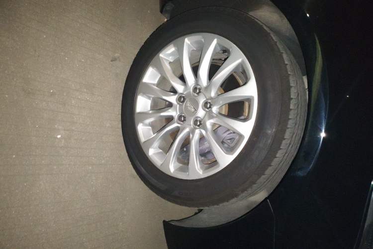 Used Cadillac XTS 2018 28T Tech Edition Right Front Wheel Hub
