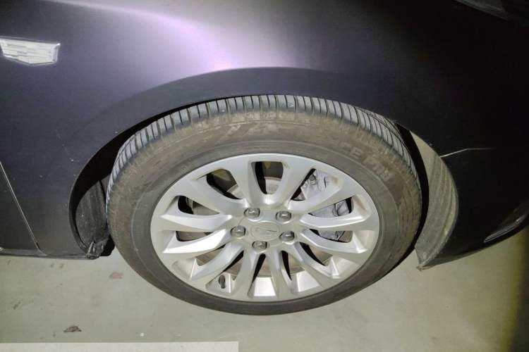 Used Cadillac XTS 2018 28T Elite Edition Right Front Wheel Hub
