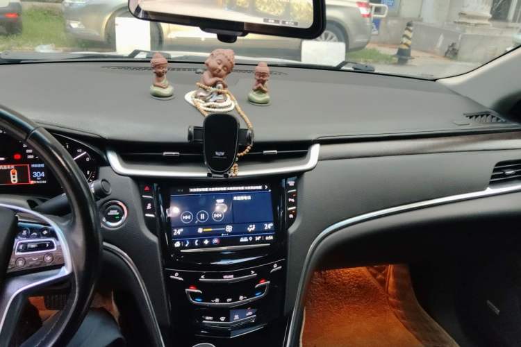 Used Cadillac XTS 2018 28T Elite Edition Audio And AC Panel