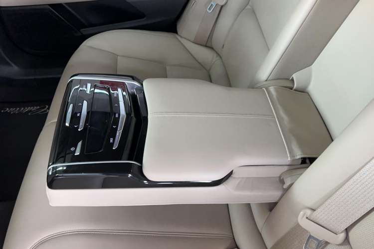 Used Cadillac XTS 2018 28T Elite Edition Interior 8