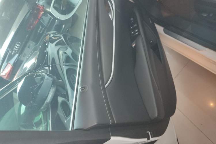 Used Cadillac XTS 2018 28T Tech Edition Left Front Door Interior