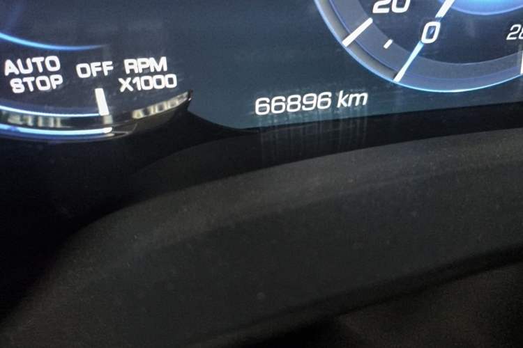 Used Cadillac XTS 2018 28T Luxury Edition Odometer Close Up
