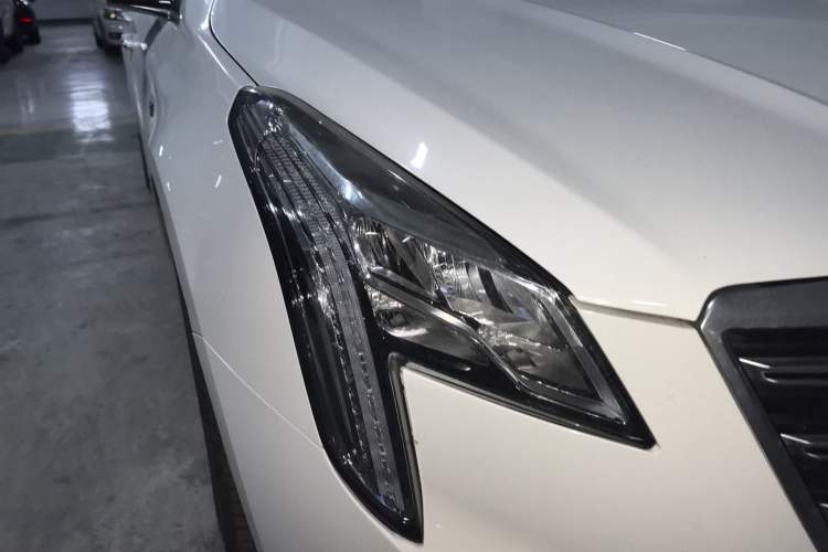 Used Cadillac XTS 2018 28T Tech Edition Right Front Headlight