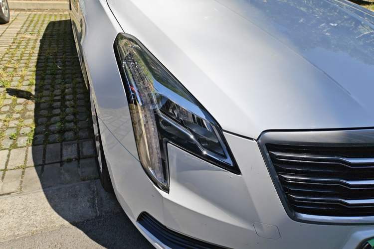 Used Cadillac XTS 2018 28T Tech Edition Right Front Headlight