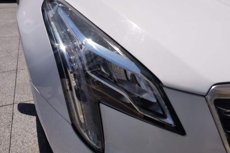 Used Cadillac XTS 2018 28T Tech Edition Right Front Headlight