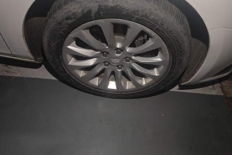 Used Cadillac XTS 2018 28T Tech Edition Right Front Wheel Hub