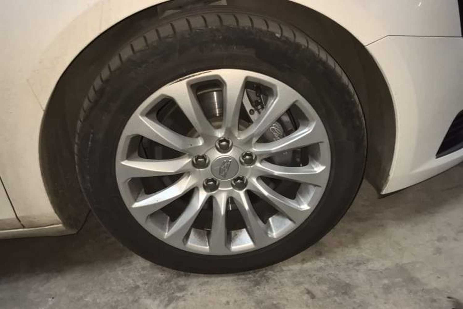 Used Cadillac XTS 2018 28T Tech Edition Right Front Wheel Hub