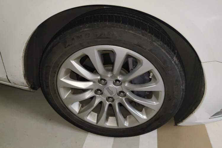 Used Cadillac XTS 2018 28T Luxury Edition Right Front Wheel Hub