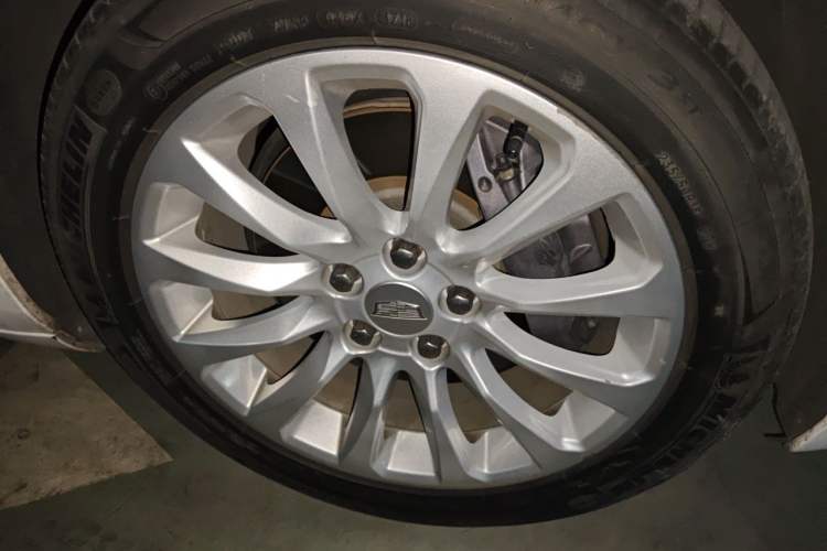 Used Cadillac XTS 2018 28T Elite Edition Right Front Wheel Hub