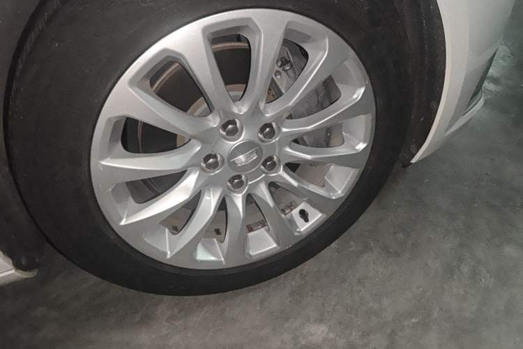 Used Cadillac XTS 2018 28T Elite Edition Right Front Wheel Hub