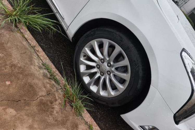 Used Cadillac XTS 2018 28T Elite Edition Right Front Wheel Hub