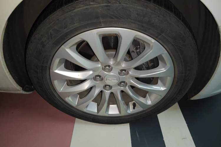Used Cadillac XTS 2018 28T Tech Edition Right Front Wheel Hub