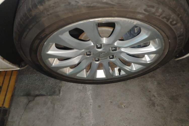 Used Cadillac XTS 2018 28T Elite Edition Right Front Wheel Hub